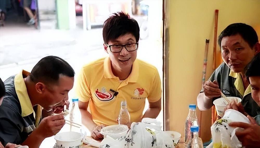 广东台主持人陈维聪的全家福,和妻子姚姗一别八年,如今女儿28岁_姚珊_