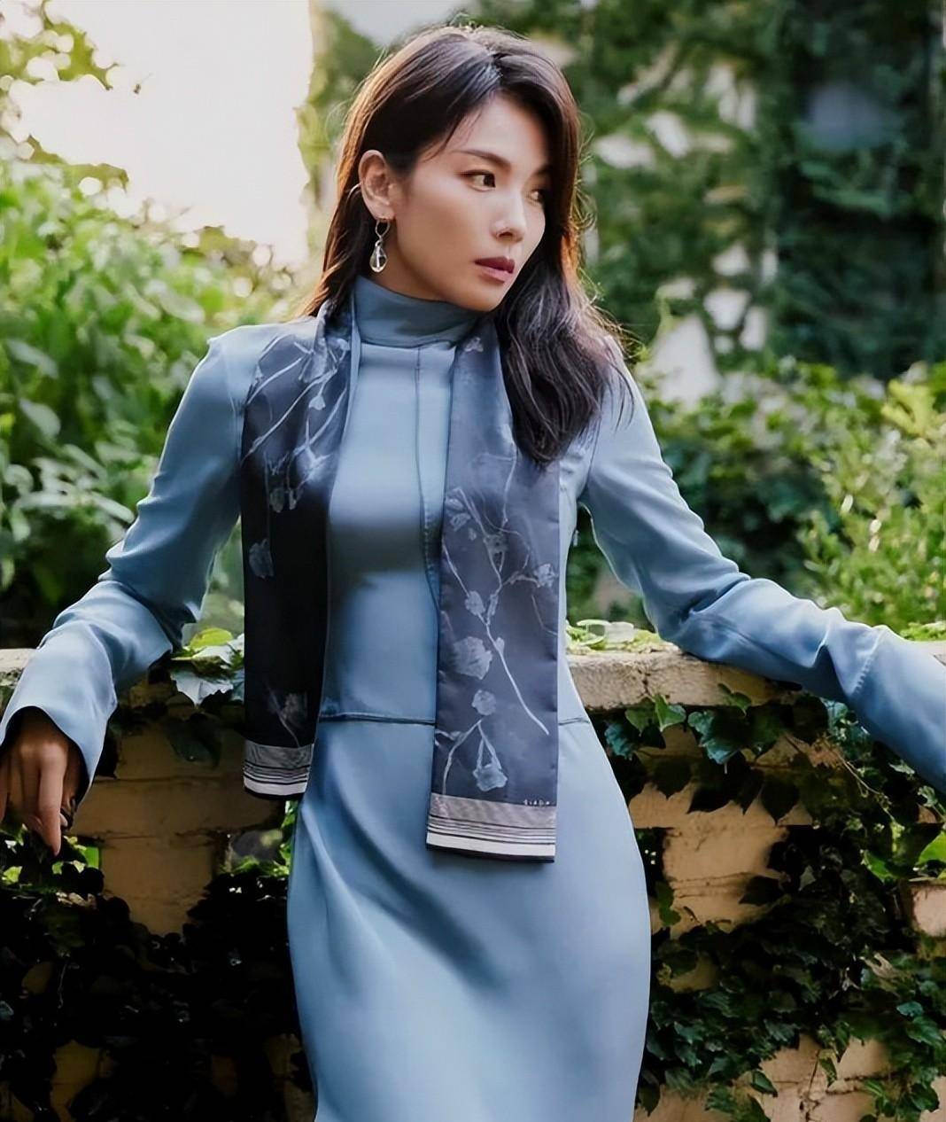 毛衣搭配皮裤真是太神奇了,那中年女人让人嫉妒_黑色_时尚_整体