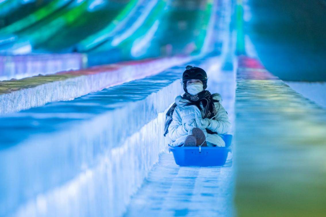 哈尔滨冰雪大世界超级冰滑梯全面升级 滑道增至14条!_建设_游客_施工