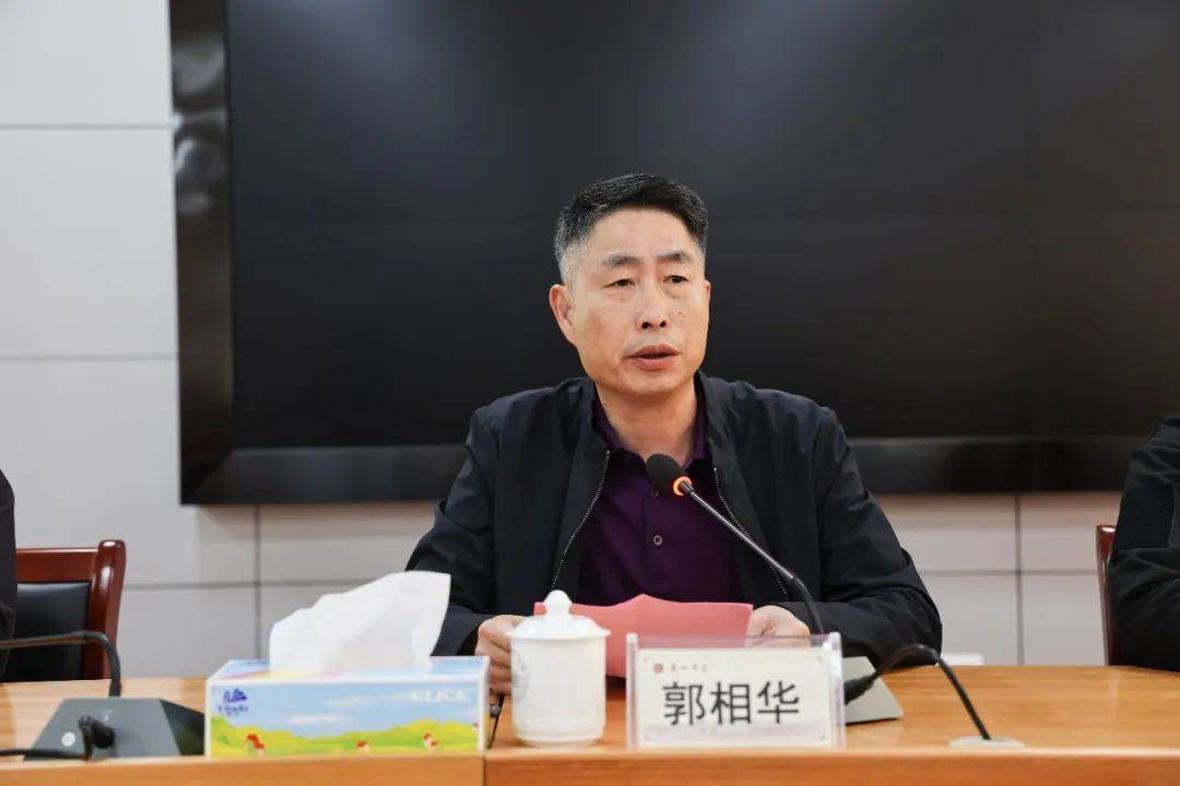 报告会由虎山中学党委副书记郭相华主持.