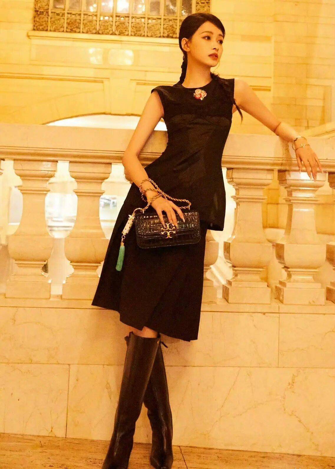辣妈孙怡真是放开了,穿连衣裙配长筒靴,身材不输小姑娘_时尚_黑色