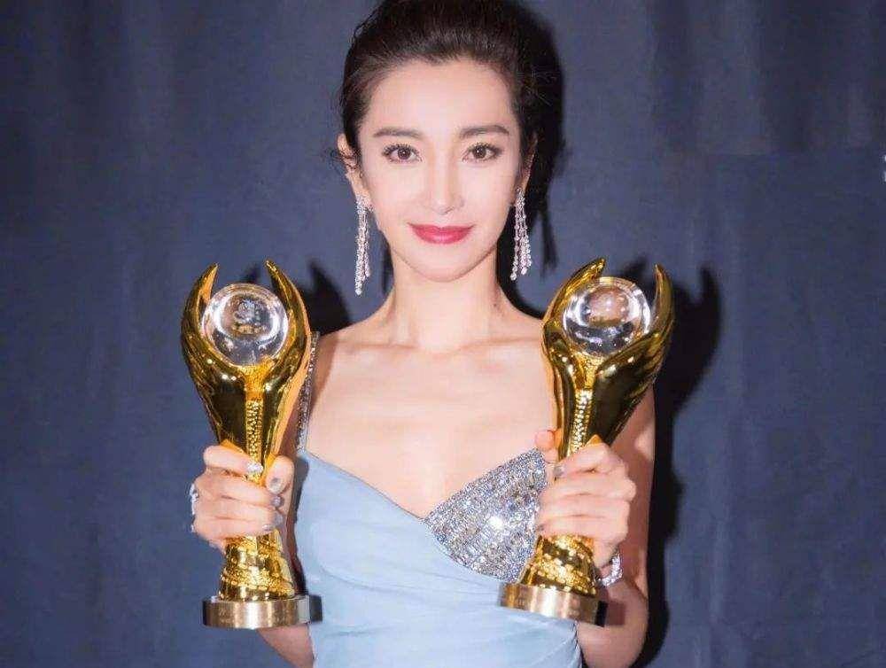 看了女星们纽约时装周的生图,被50岁李冰冰惊艳了,大花就是大花_照片