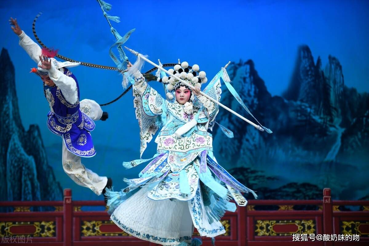 戏曲演员表演"鬼步"惊艳全场_京剧_观众_技艺