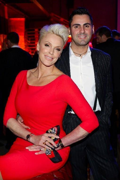 为报复睡了麦当娜老公,54岁为小15岁丈夫生娃_布里吉特_施瓦辛格_耳光