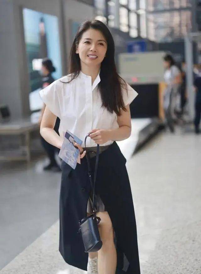 刘涛这审美真一言难尽,穿两条裙子赶时髦,却暴露大象腿_层次感_视觉