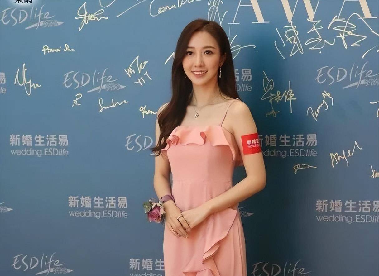 29岁tvb小花新剧被指演技浮夸,与未婚夫下月结婚不请上司_何依_佘诗曼