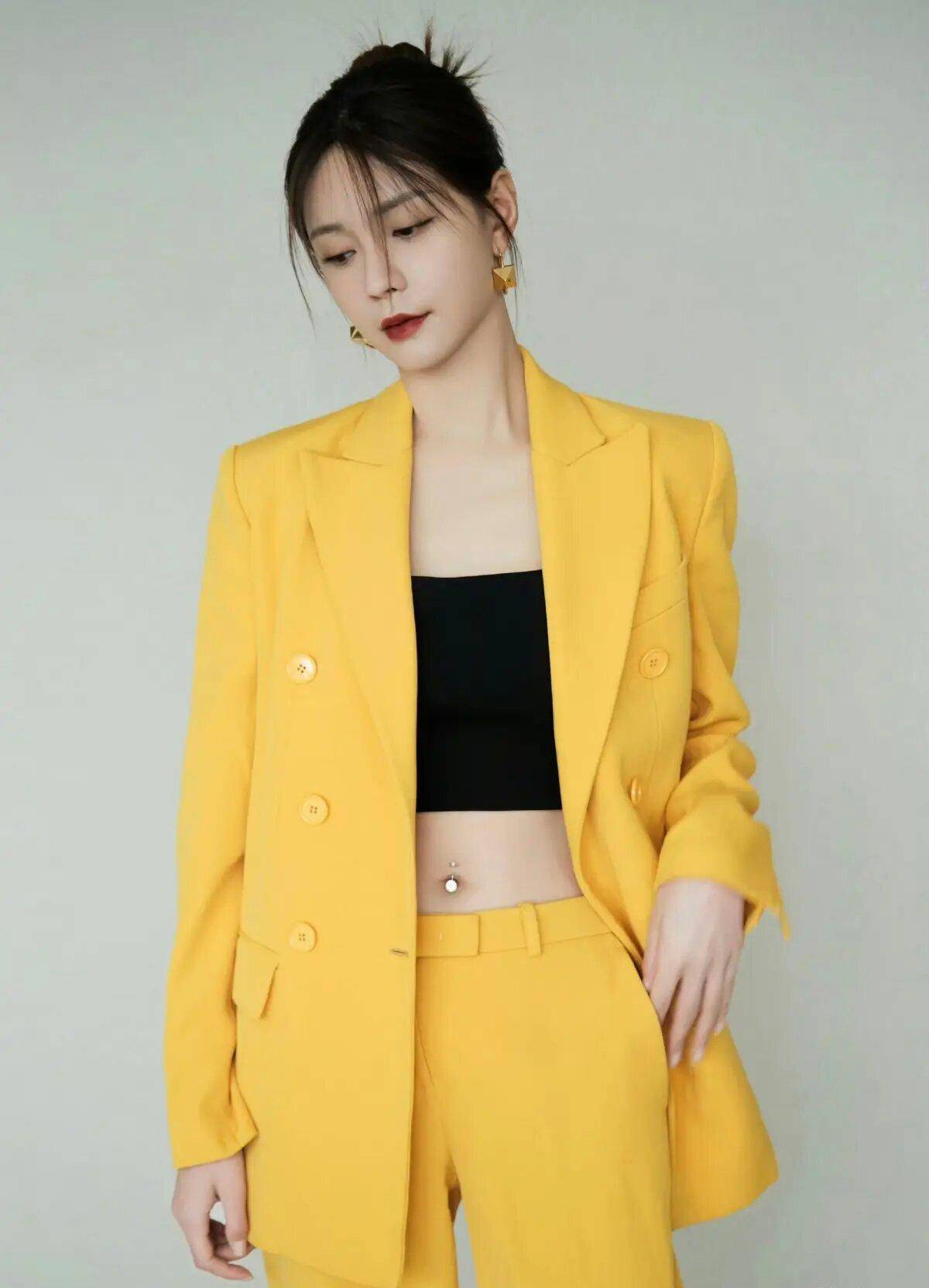 沈梦辰穿衣真大胆,裸色透视连衣裙展现傲人身材,不当模特可惜了_时尚