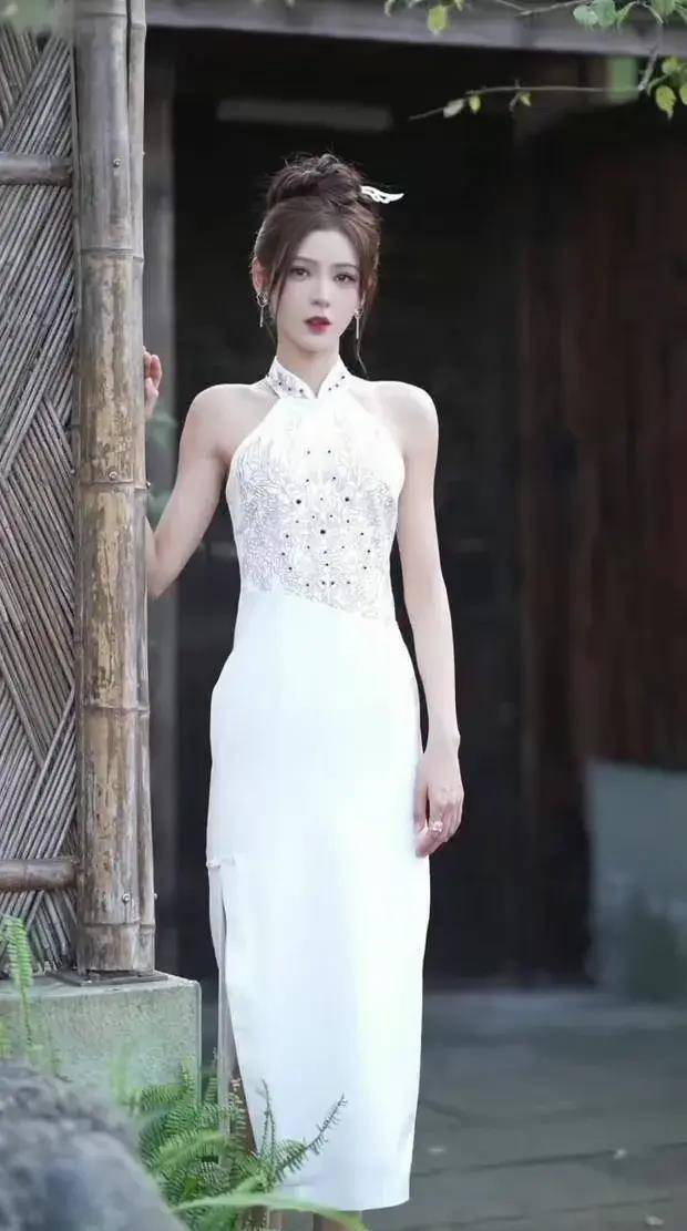 张予曦一袭白色旗袍惊艳亮相,清新高贵,曼妙身材_照片_气质_油纸伞