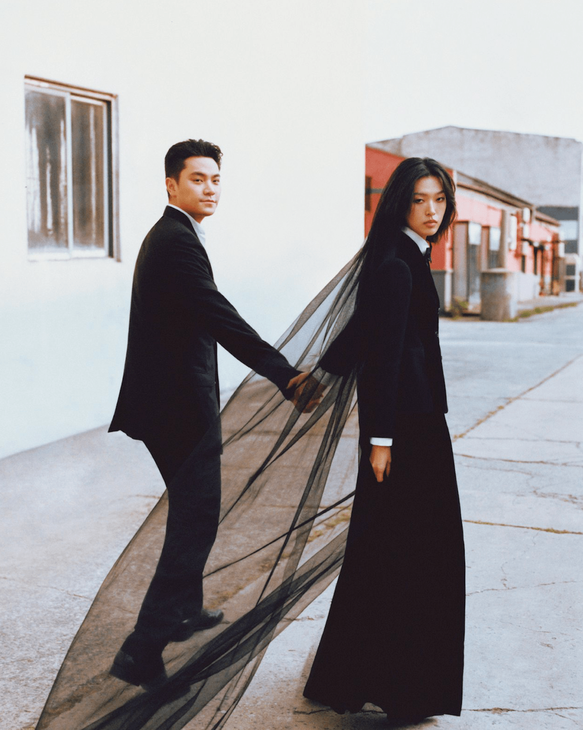 有意思的是,这场婚礼是由游天翼一手策划的,王令尘没有参与其中,而从