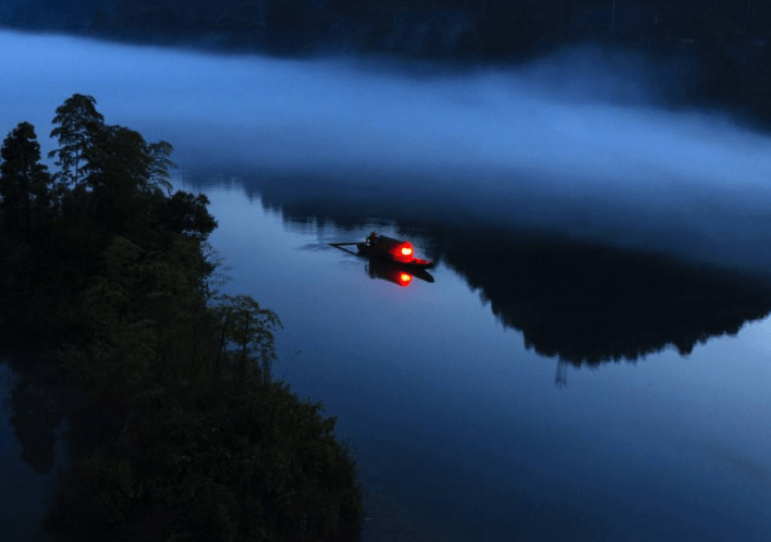 清代诗人在船上过夜时,写下的一首小诗,微微风簇浪,散作满河星_渔灯