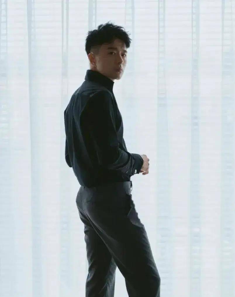 北京卫视的孙杨与奥运游泳冠军孙杨同名,但他是一名播音员,外表更加