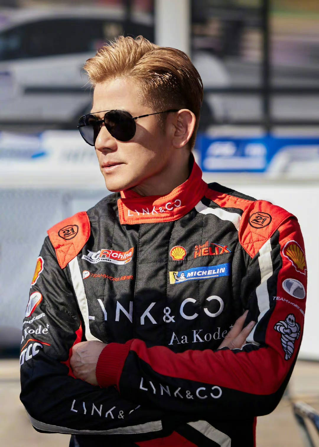 郭富城撞车后首露面,携妻女现身马场观赛,全程抱女儿父爱满满_方媛