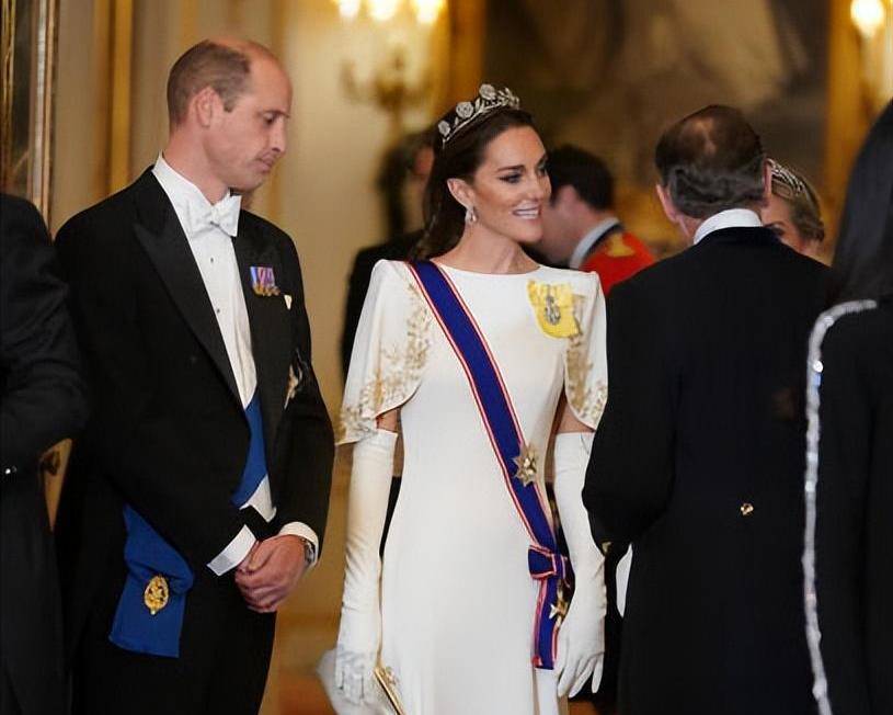 韩国首位女性出现在英国王室,与凯特同场竞技,她的气场还没丢_卡米拉