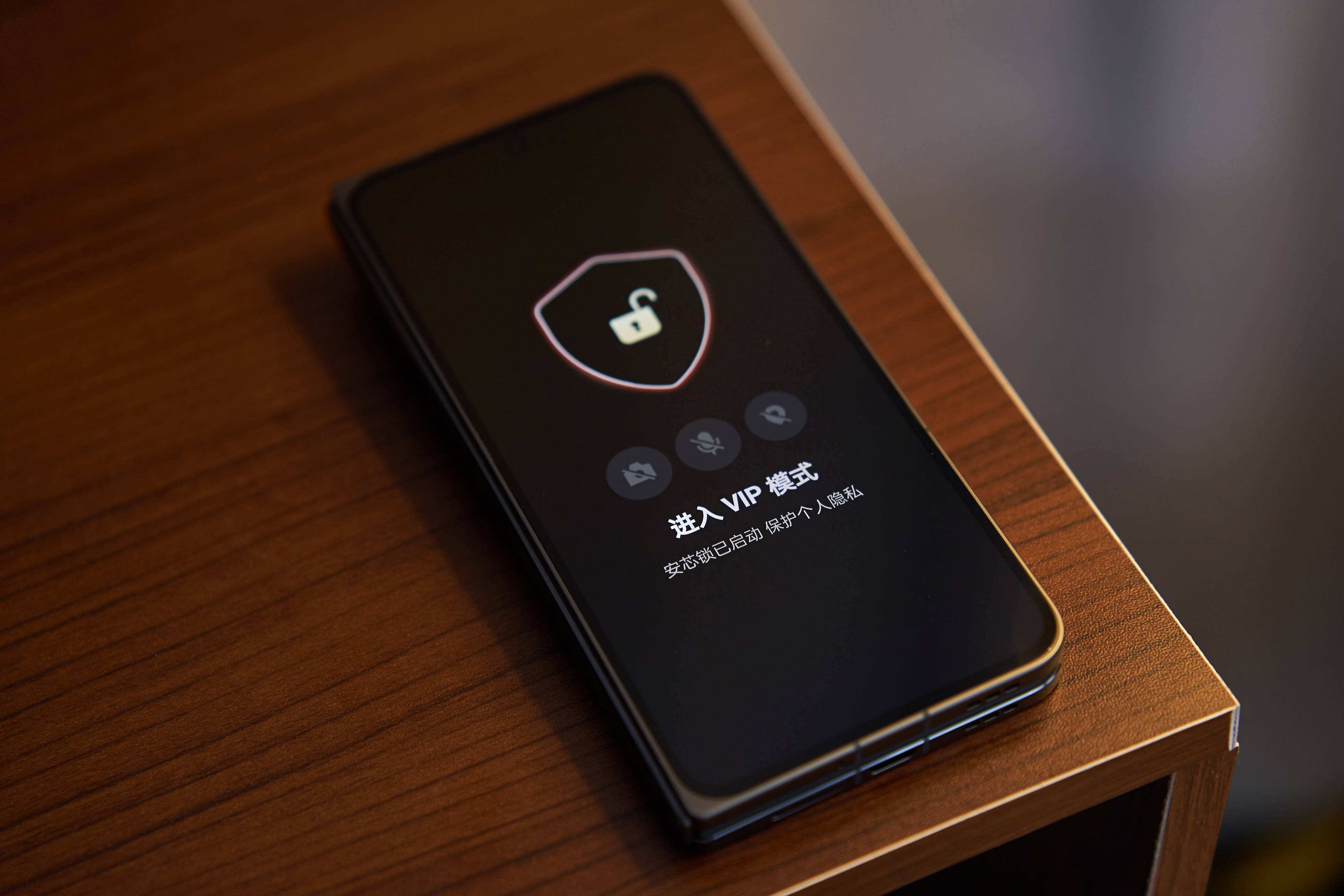 有意思的是,除了以上的商业大佬之外,据说连印尼王室也被oppo find n3