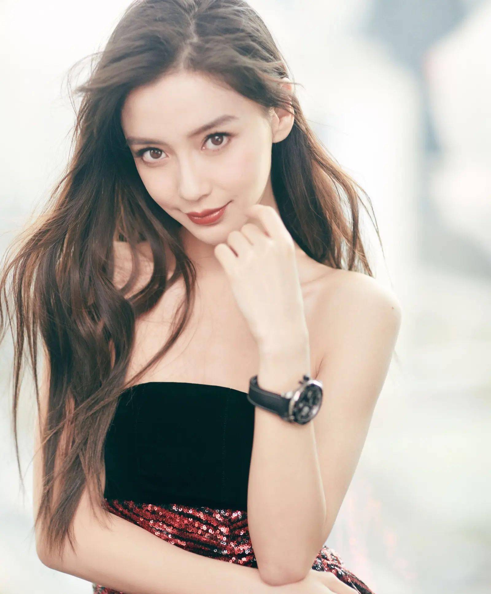 杨颖被曝用小号加了黄晓明现任微信!