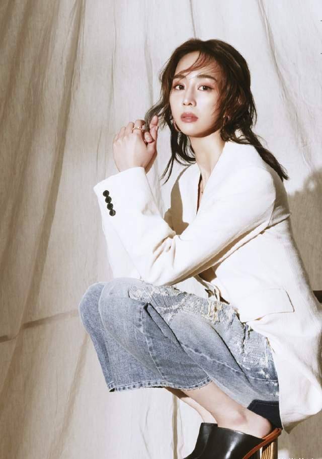 张钧甯太"心机"了,穿衬衫特意解开纽扣,v型领口时尚微露_好身材_运动