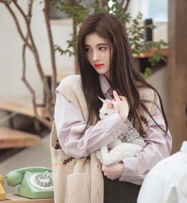 鞠婧祎助播频频出错,手"笨"被急哭,网友安慰超暖心_皮肤_节目_电话