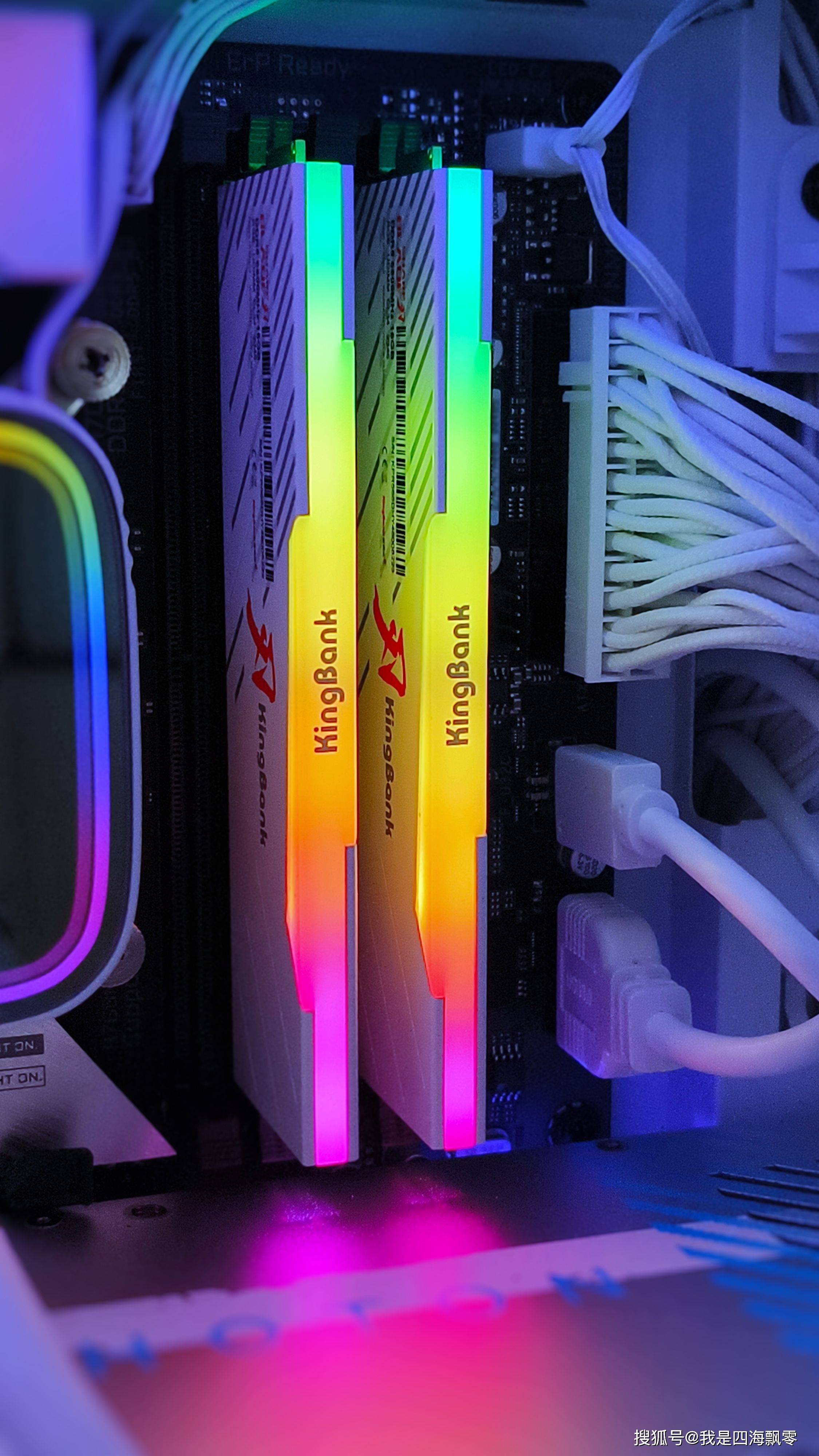 金百达灯条的质感也是很不错,流光溢彩的argb灯效在通过技嘉rgb