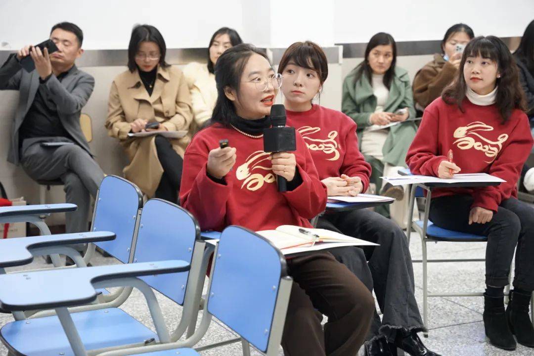 在对个体教学问题进行讨论后,工作室成员严珊珊老师展示了一堂名为