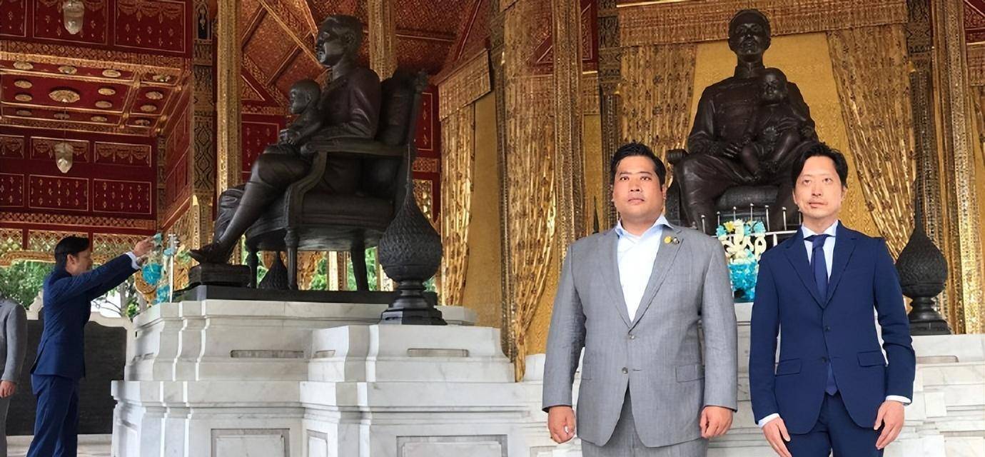 泰国三王子归国,与二王子同框出镜,跪拜拉玛四世,五官一言难尽_国王