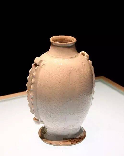 河北省博物馆藏晚唐五代邢窑白釉双鱼背壶为了说明邢窑的地位,现在把