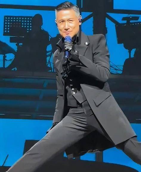 62岁张学友演唱会突然晕倒,坚持爬起唱歌,不适原因曝光_歌迷_舞台