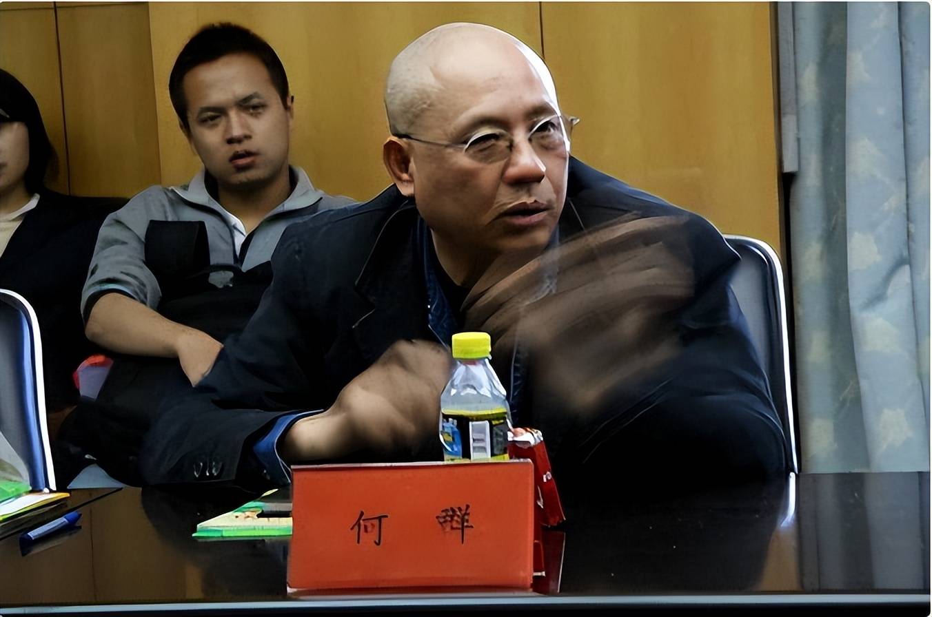 她与年长自己13岁的著名导演何群结婚,这段婚姻一直备受外界关注和