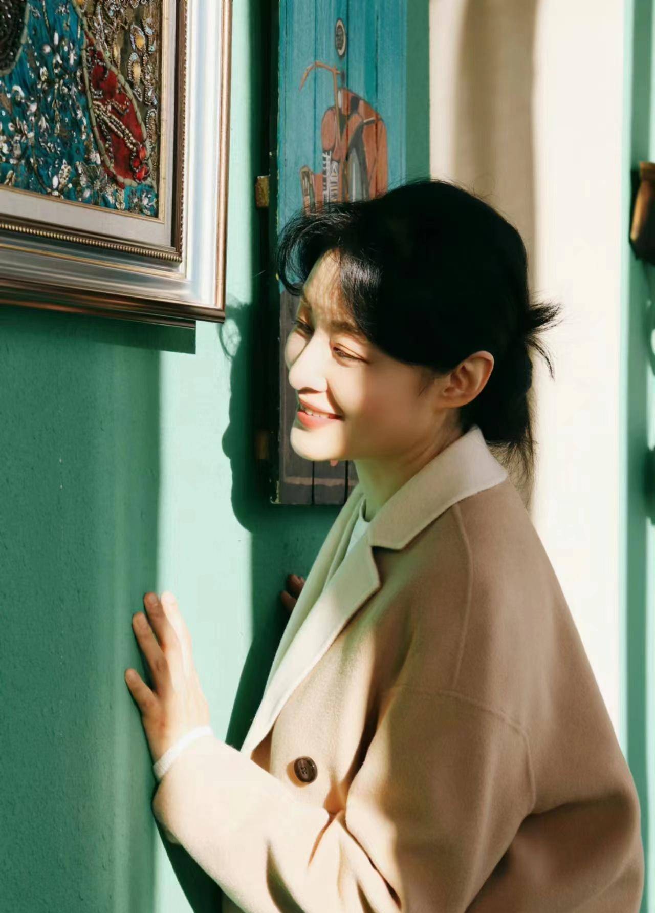 55岁周涛晒美照,穿一件驼色翻领大衣,温柔又显气质!_女性_发型_白色