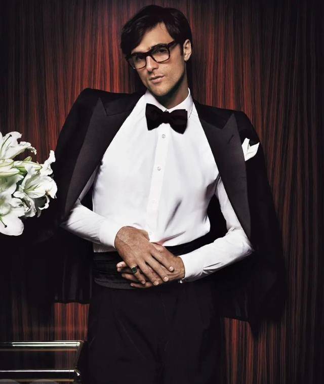 雅各布的《gq》封面呈现出独特的气息,高大的身高和肌肉发达的身材