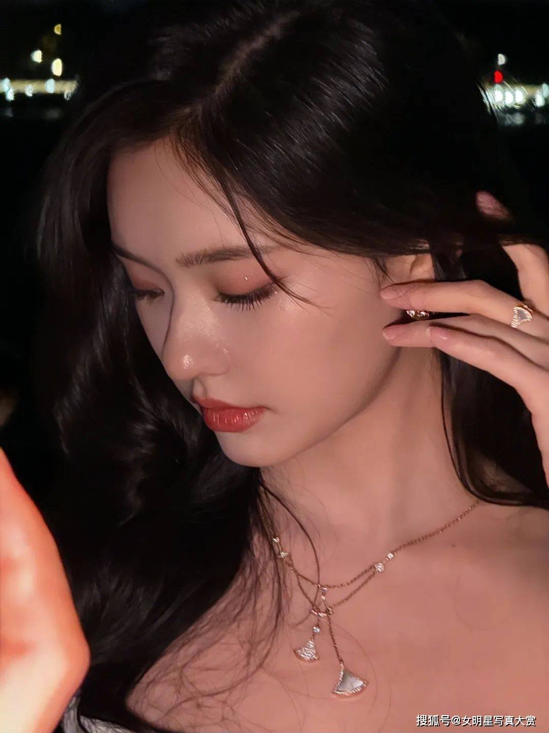 【林允写真美图】白色抹胸吊带裙,明艳甜美,妩媚迷人_魅力_夜色_唯美