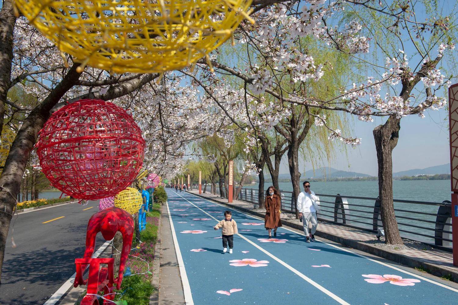 地面彩绘用什么材料?