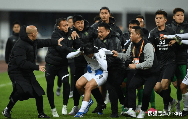 浙江队与武里南赛后爆发群殴 球员扭作一团(图)_比赛_球场上_进球