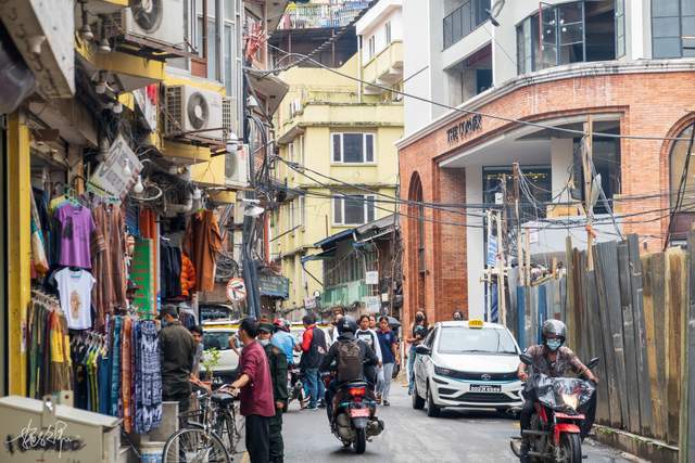 加德滿都初體驗,入住在泰米爾街區,眼前既雜亂無章卻