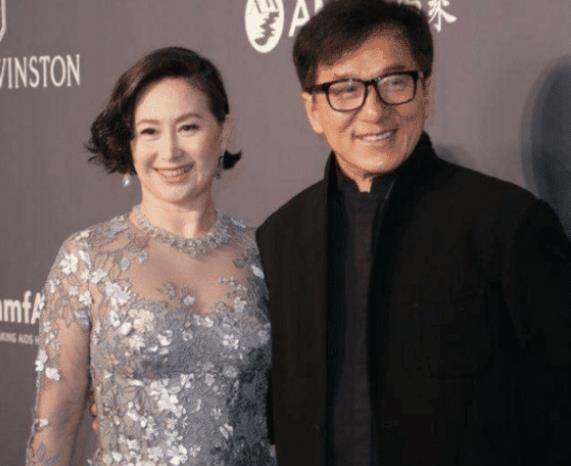 比如在娱乐圈地位很高的成龙就和何超琼拍过亲密合影,两人的关系也