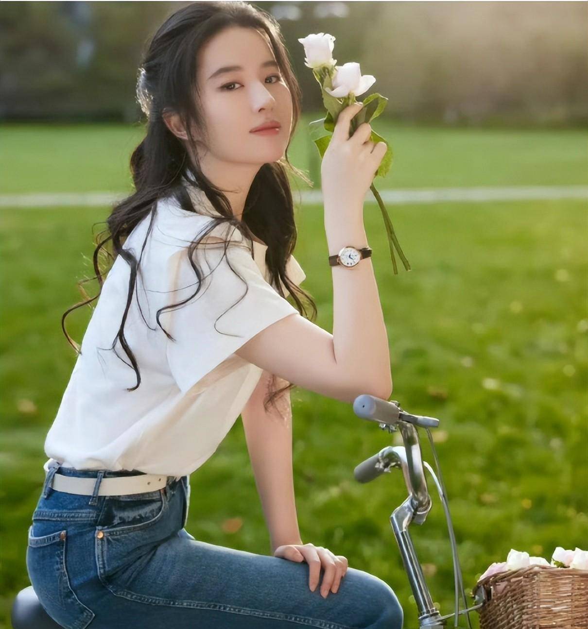 神仙姐姐小龙女刘亦菲的白衬衫牛仔穿搭_照片_运动鞋_方面