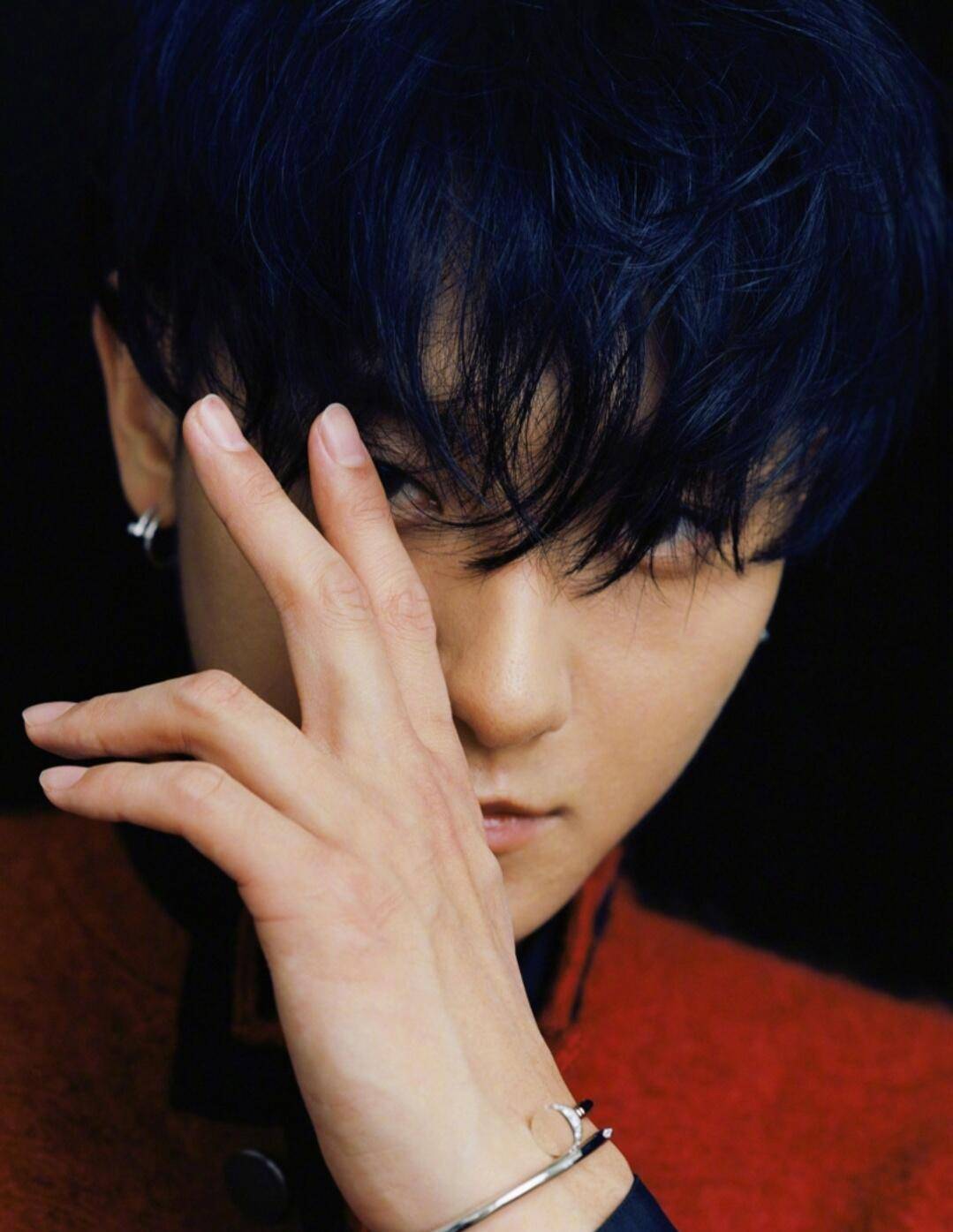 看到这些生图,我才知道黄子韬的"颜值"被低估了_男性_红色_外套