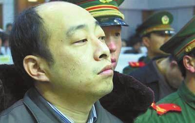 在澡堂里,将"小四毛"极其其他同伙全部放翻.