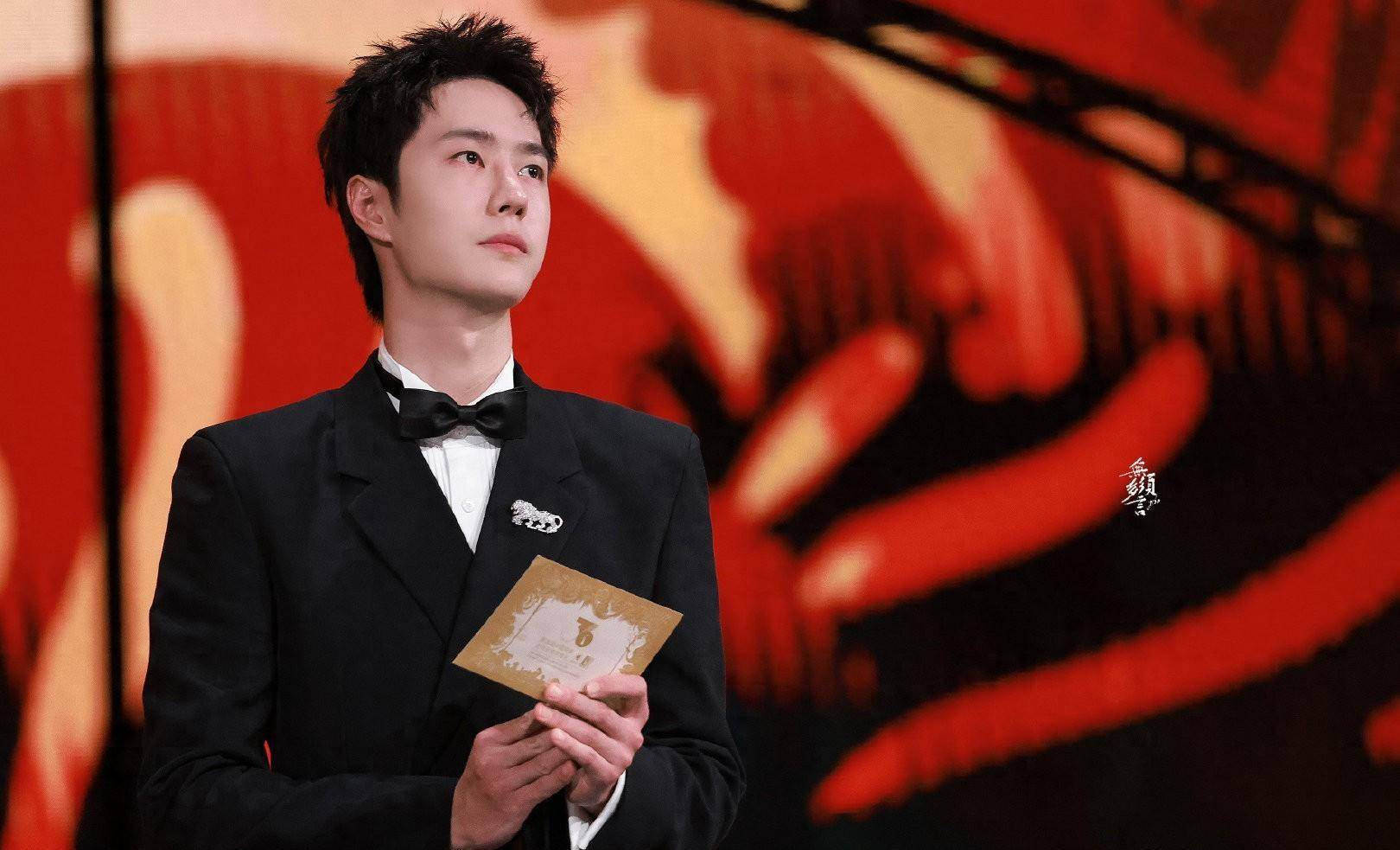 事实证明,王一博系鞋带的方式非常个人化,他喜欢蝴蝶,他坚强,务实