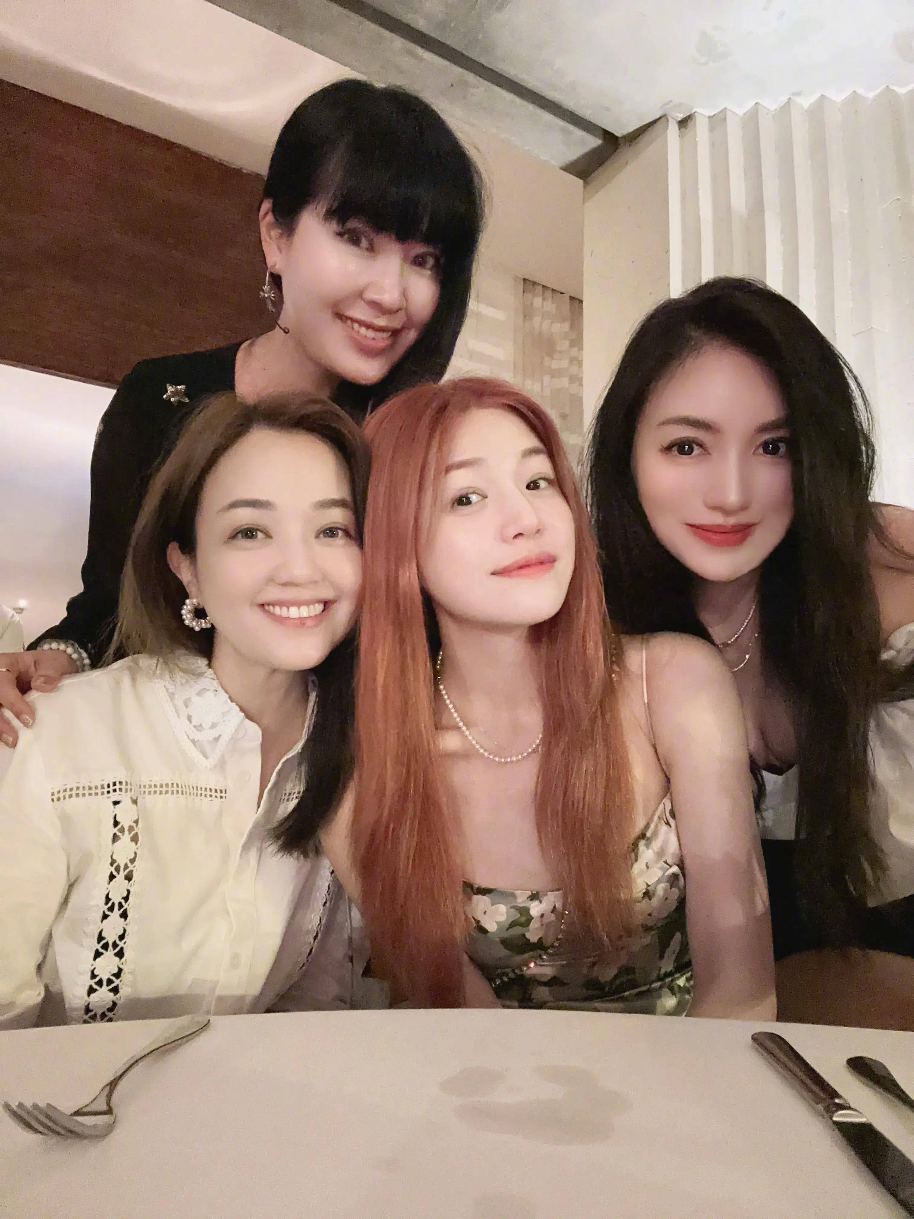 陈妍希亮相潘玮柏宣云婚礼,粉色吊带裙粉色披肩发,杨丞琳很抢镜_友谊
