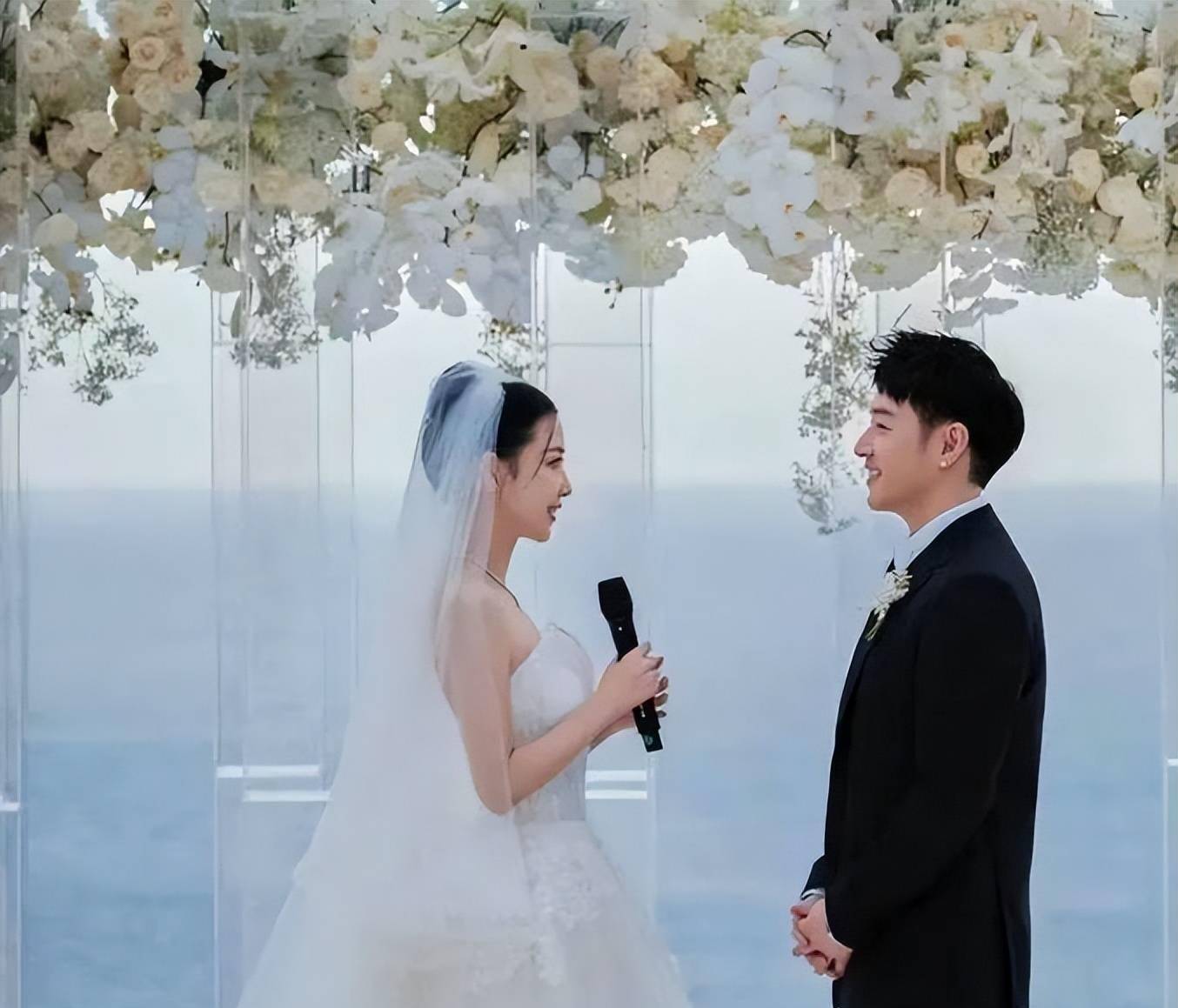 潘玮柏宣云结婚照片公开:新娘子现场数次落泪,伴郎伴娘一起出镜_婚礼