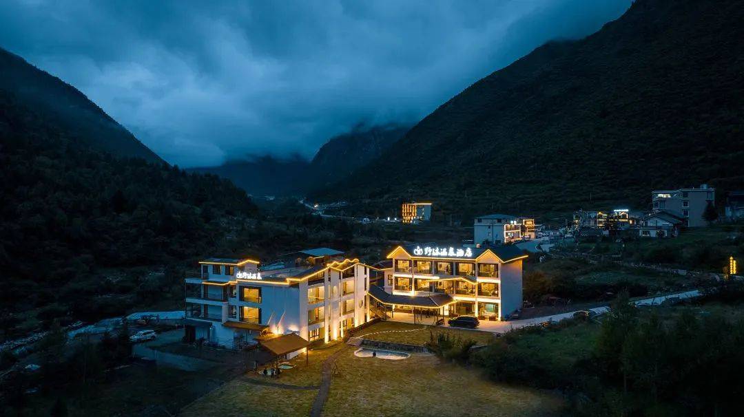 康定这家试睡员都惊呆了的神仙民宿!躺着就能看雪山,泡温泉!