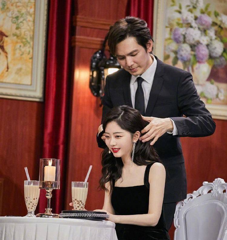 "体面夫妇"跳舞时,看钟汉良抱谭松韵的姿势,人品如何一目了然_观众