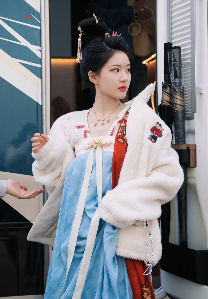 赵露思的串珠发型和玉帘古典优雅,穿上唐装显得甜美