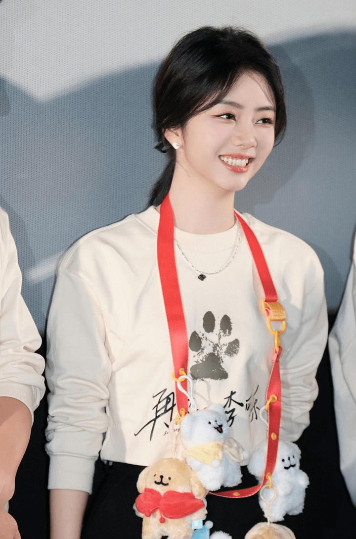 谭松韵音乐才华再现,真唱胜过白鹿,手机壳上的字样逗笑众网友!