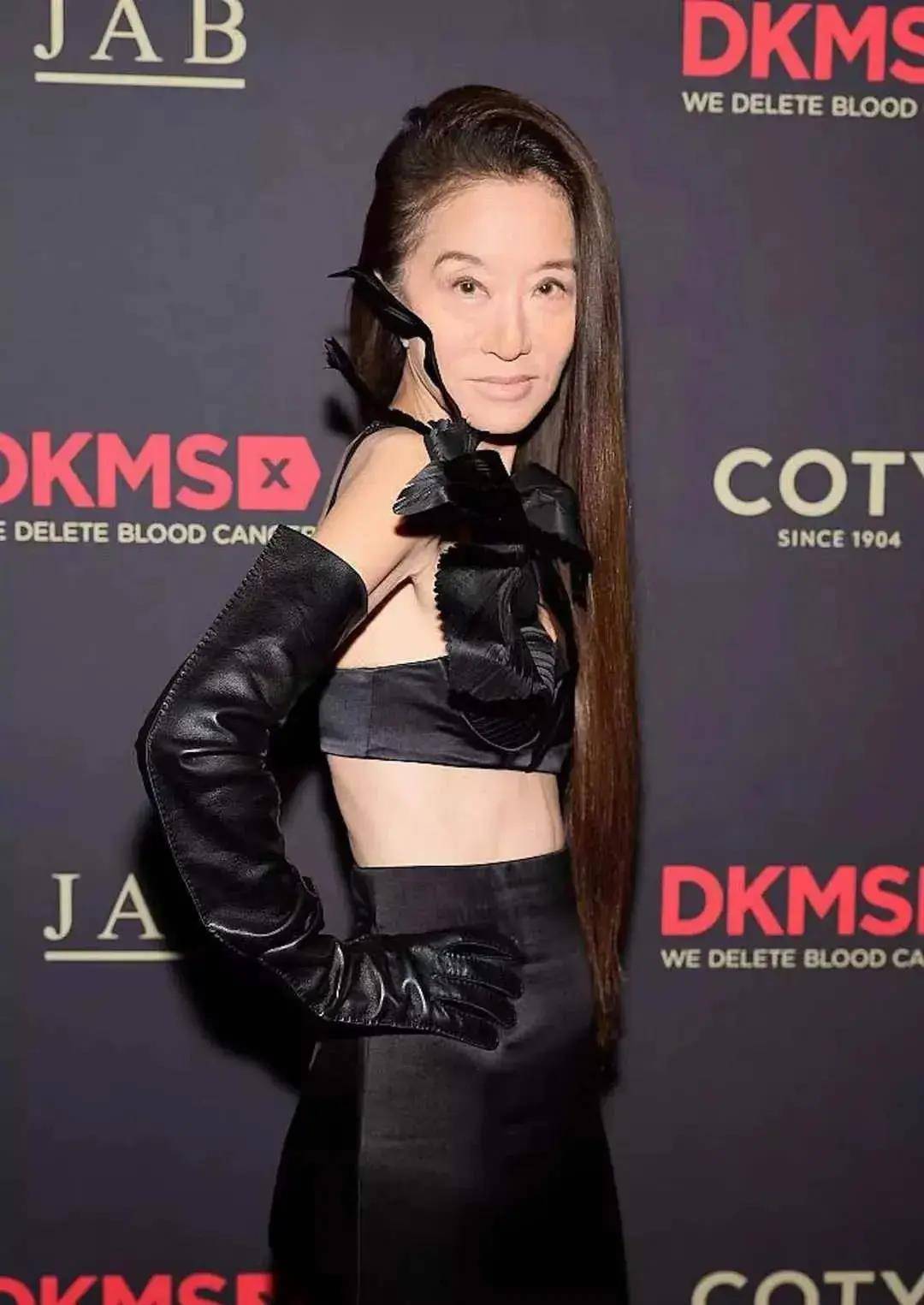 身上只盖了几条黑色布条,老太太真敢穿_wang_vera_风格