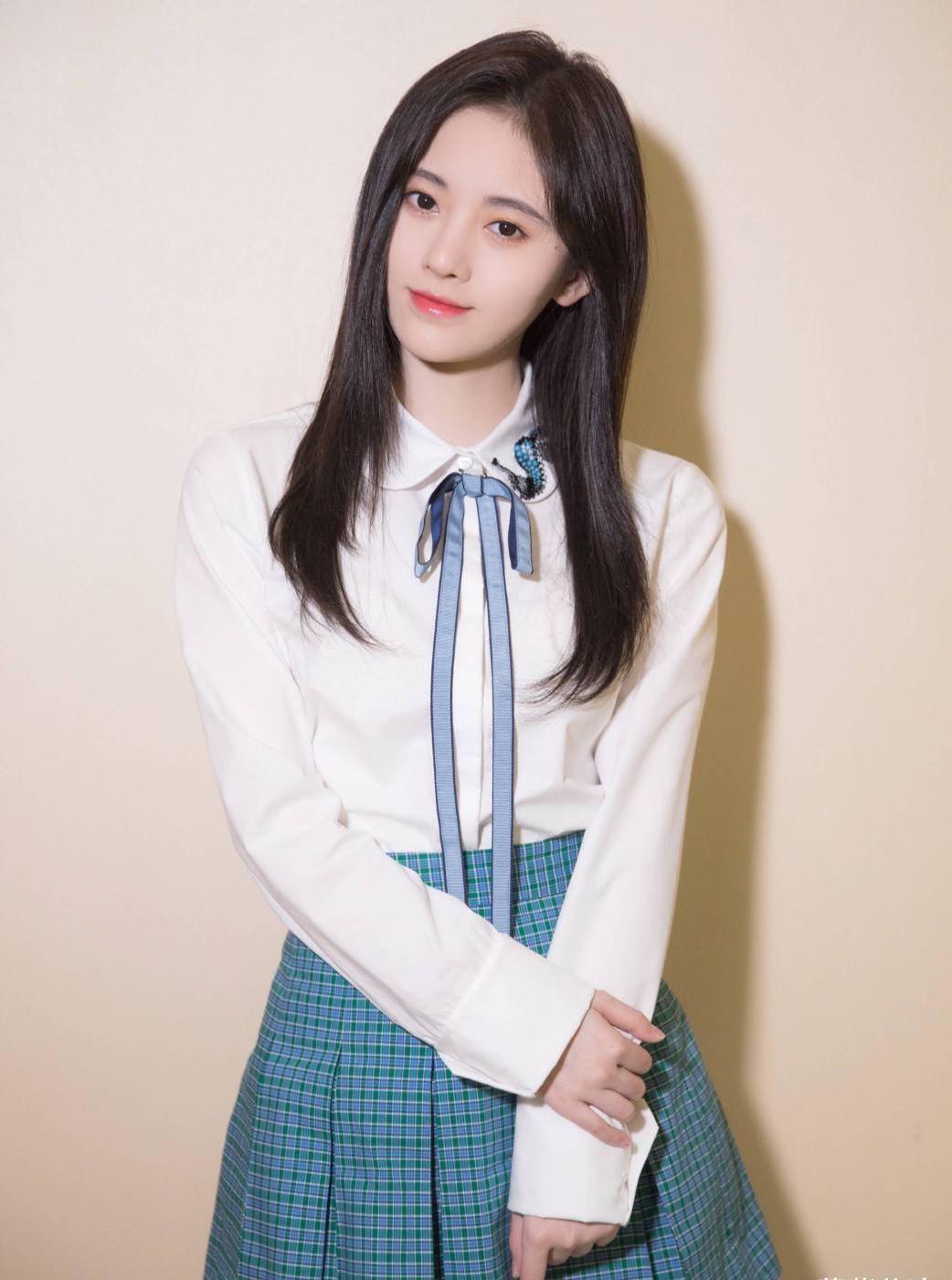 无论是颜值还是身材,鞠婧祎都非常"显美",所以穿上百褶裙也毫无违和感