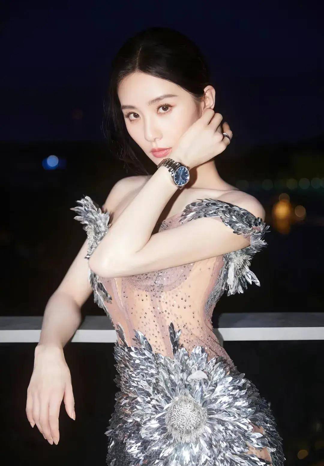 刘诗诗美神降临,身着一袭鎏金高定礼服亮相,优雅华贵,太美了!