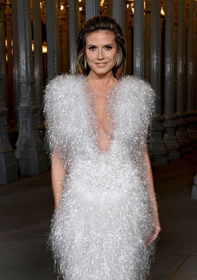 海蒂·克鲁姆穿开叉礼裙秀美腿 性感深v事业线瞩目_气质_风格_魅力