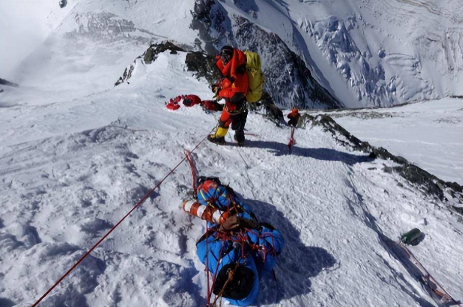 珠峰最有名的几个遇难者,沉睡多年无人运下山,这到底是因为什么(图11) 珠峰最有名的几个遇难者,沉睡多年无人运下山,这到底是因为什么(图11)