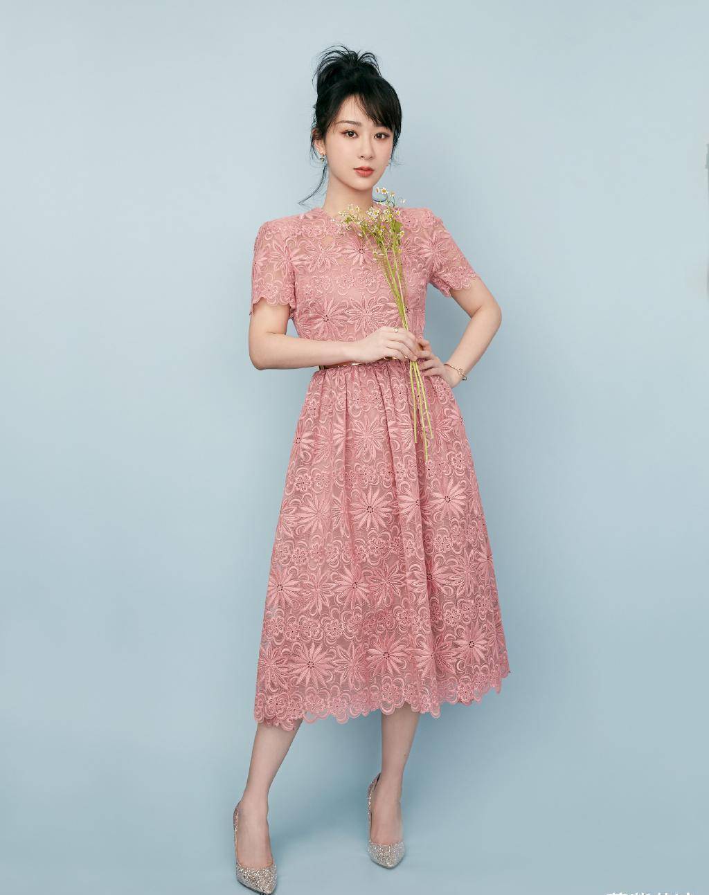 杨紫桃粉色长裙图片